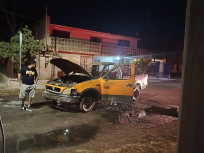 Pick Up se incendia en la colonia San Joaquín