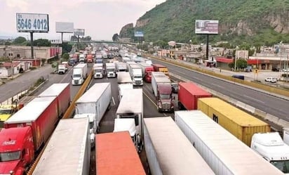 Estados : El bloqueo total de las vialidades mantiene a miles de automovilistas, entre particulares y de carga, varados