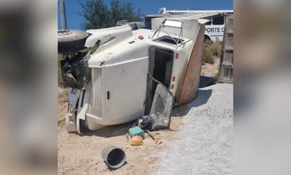 REGION: Quita conductor de auto compacto el derecho de paso a camión de carga en la Saltillo-Monclova
