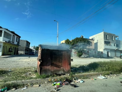 Ciudadanos prende fuego a contenedores de basura