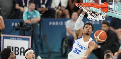 DEPORTES: El gigante francés de los San Antonio Spurs se lució con una volcada en el partido por el oro de los Juegos Olímpicos.