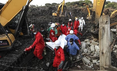 Localizan 19 cuerpos; se buscan más tras derrumbe de un vertedero en Uganda: Casas, personas y ganado fueron engullidos bajo montañas de basura a raíz del derrumbe
