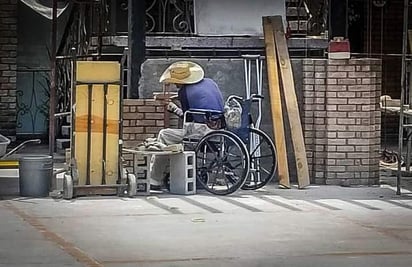 Albañiles enfrentan una gran batalla bajo el sol abrasador 