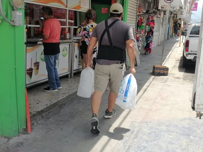 Monclova: Los residentes se resguardan bajo sombrillas y gorras y se mantienen constantemente hidratados.