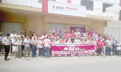 monclova: Diversos grupos del Frente Cívico Nacional llevaron a cabo una manifestación frente al INE