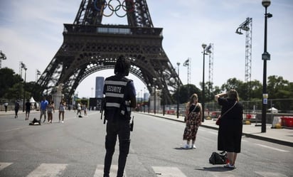 París: El sujeto se encontraba por debajo de los anillos olímpicos instalados en la Torre Eiffel para los Juegos Olímpicos