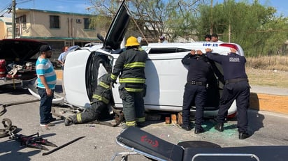 Taxista se vuelca en Piedras Negras; dos heridos en accidente