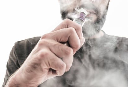 SALUD: El vapeo podría hacer que la enfermedad sea más probable, al igual que fumar

