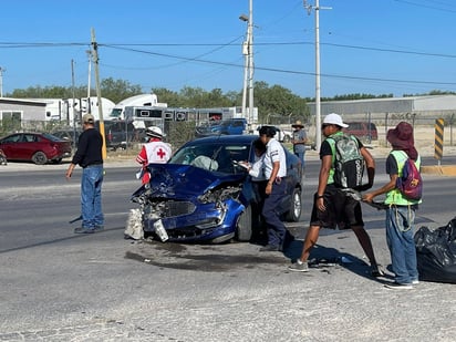 Mujer se salta un alto y provoca un aparatoso accidente