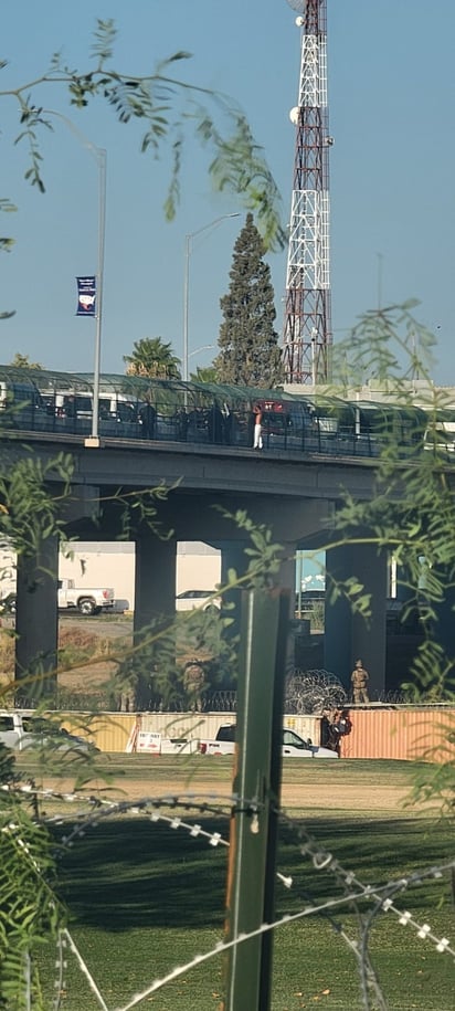 Migrante venezolano intenta saltar por el puente II al RB