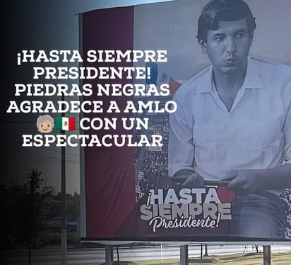 piedras negras: El panorámico muestra una imagen de juventud del presidente con el Zócalo capitalino como fondo.