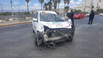 POLICIACA: Accidente en el Puente de AHMSA: taxi impacta contra muros de contención tras intentar evitar colisión