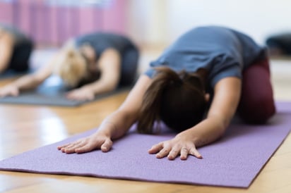 SALUD: Los datos de 2022 revelan que casi 1 de cada 6 adultos estadounidenses dijo haber practicado yoga durante el año anterior

