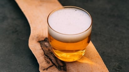 SALUD: Los microbiólogos del Reino Unido acaban de crear cerveza utilizando levadura extraída de las entrañas de las abejas asesinas.
