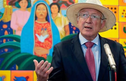 Embajador Ken Salazar ora por México y EU en Basílica de Guadalupe