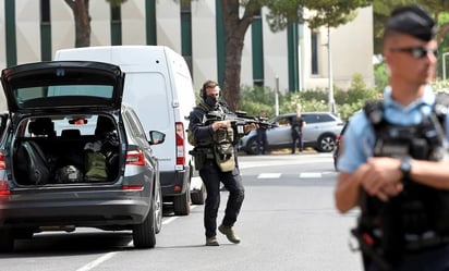 Francia : Dos automóviles, uno de ellos con una bombona de gas, fueron incendiados frente a la sinagoga Beth Yaacov