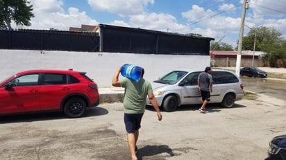 Ciudadanos realizan compras de pánico por corte de agua