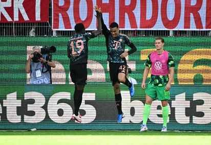 DEPORTES: El centrocampista alemán del Bayern Munich #42 Jamal Musiala celebra el primer gol de su equipo con el defensor