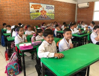 monclova: Los estudiantes recibieron los libros de texto y apoyos de útiles escolares proporcionados por el Gobierno del Estado