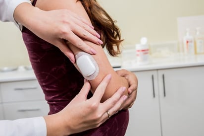 SALUD: Omnipod 5 funciona en conjunto con un monitor continuo de glucosa para controlar la glucosa en sangre sin inyecciones