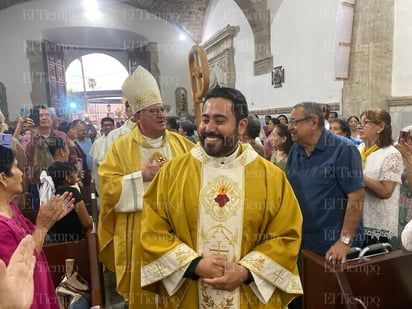 monclova: Frente al altar, Martínez juró servir con empatía y responsabilidad, firmando el documento oficial que se conserva en el archivo