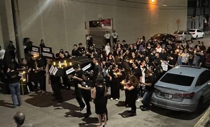 Tampico : Con féretros sobre los hombros, veladoras y vestidos de negro, trabajadores se manifestaron en silencio en la avenida Hidalgo