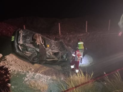 policiaca: El hombre quedó prensado en los retorcidos fierros de su auto.