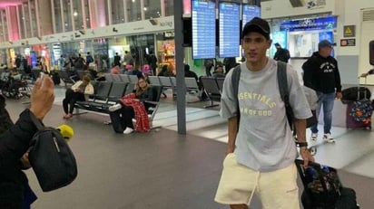 deportes: Uriel Antuna apareció en los pasillos del Aeropuerto Internacional de la Ciudad de México