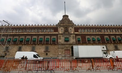 AMLO: Desde este mediodía comenzó a instalar las vallas metálicas en la plancha de la Plaza de la Constitución.