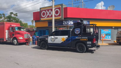 Sujetos roban 41 mil pesos de un Oxxo a punta de navaja