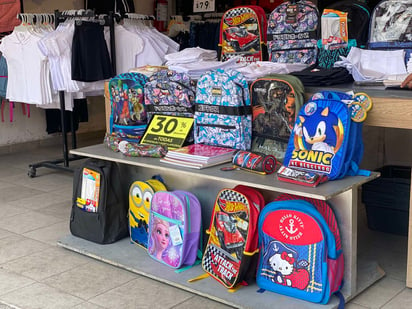 monclova: Padres de familia en Monclova comprando útiles, mochilas, zapatos y uniformes para el nuevo ciclo escolar.
