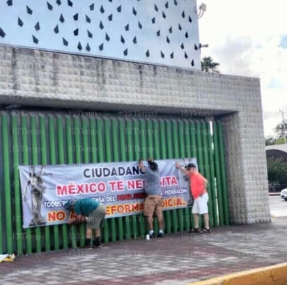 Colocan manta en monumento a Francisco I. Madero en defensa de la autonomía judicial