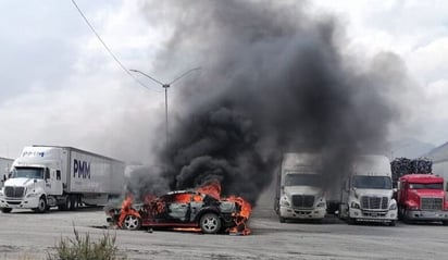 REGION: Un auto deportivo se incendió en un estacionamiento
