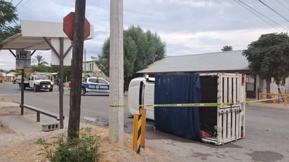 Policiaca : Se investiga si el conductor de la Nissan no respetó un alto, causando la colisión.