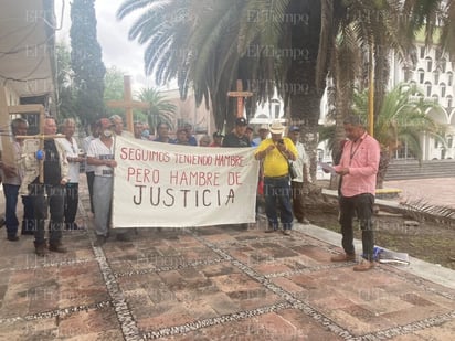 Monclova: Jubilados protestan en la subdelegación del IMSS por pensiones insuficientes