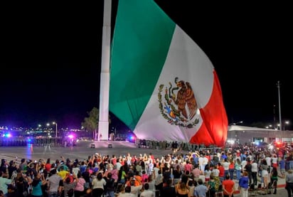 Bandera monumental y luces: Un espectáculo de orgullo nacional