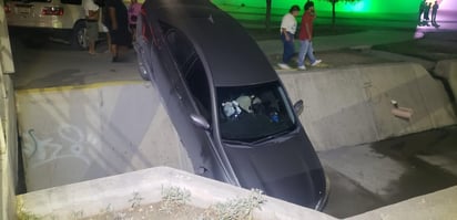 Joven se queda dormido al volante y cae en canal 