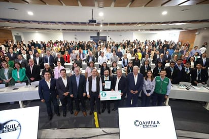 region: \'Iniciamos la semana galardonando a 12 jóvenes coahuilenses con el ‘Premio Talento Coahuila Jóvenes Científicos’\'. 