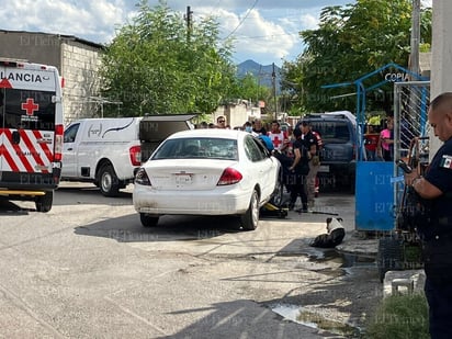 Policiaca : El hombre se encontraba trabajando bajo el automóvil cuando el gato se venció.