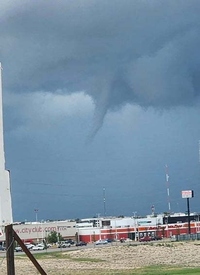 Tornado acecha a Piedras Negras: Vórtice captado durante la tarde