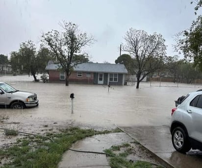 Fuertes lluvias causan graves inundaciones y rescates en Del Río, Tx