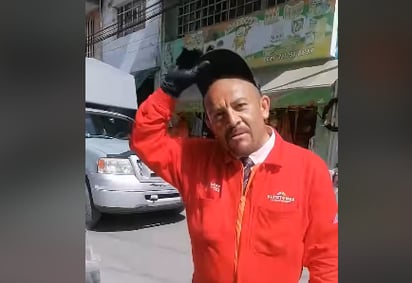 redes sociales: El hombre dedicado al servicio público llamo la atención de los internautas.