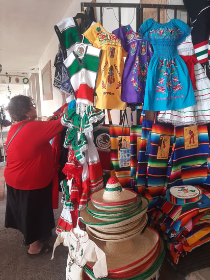 Extienden horario en el mercado por el Mes Patrio para que la gente acuda a comprar trajes típicos