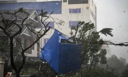 China : La tormenta tocó tierra en las provincias vietnamitas de Hai Phong y Quang Ninh, con vientos superiores a 149 km/h. 