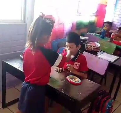 monclova: Todo esto ocurría mientras la maestra había salido al baño y al regresar se percató de tal escena que la conmovió.