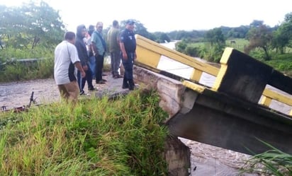 Colapsa puente vehicular por fuertes lluvias en Putla de Guerrero, Oaxaca: También se han registrado deslaves, inundaciones y viviendas afectadas. 