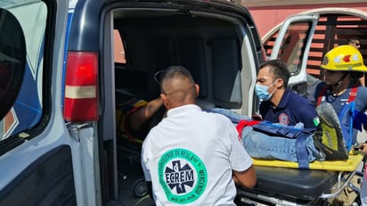 policiaca: El equipo de emergencias proporcionó los primeros auxilios al lesionado.