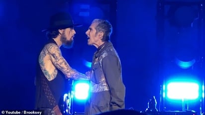 ¡Impactante agresión de Perry Farrell a su guitarrista en pleno directo de un concierto!