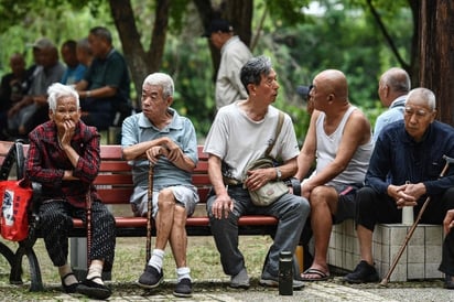 INTERNACIONAL: Personas mayores descansan en un parque en Fuyang