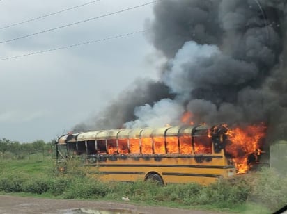 Camión de personal se incendió en la 57, en el ejido Río Escondido